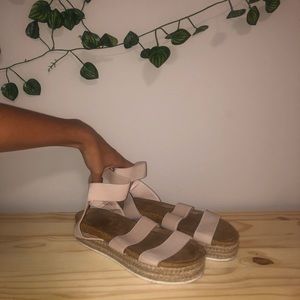 F21 platform sandal🙈